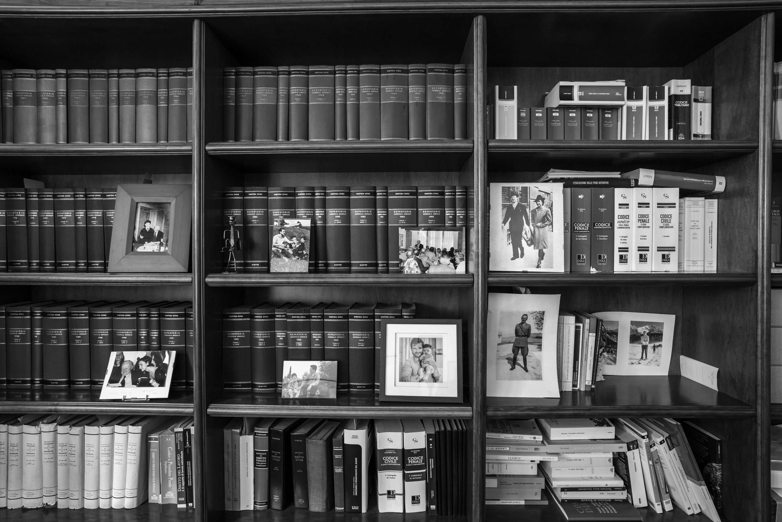 Studio Legale Fario Gasparini Mantova Chi siamo 3 libreria con delle foto importanti ai dipendenti dello studio legale fario gasparini