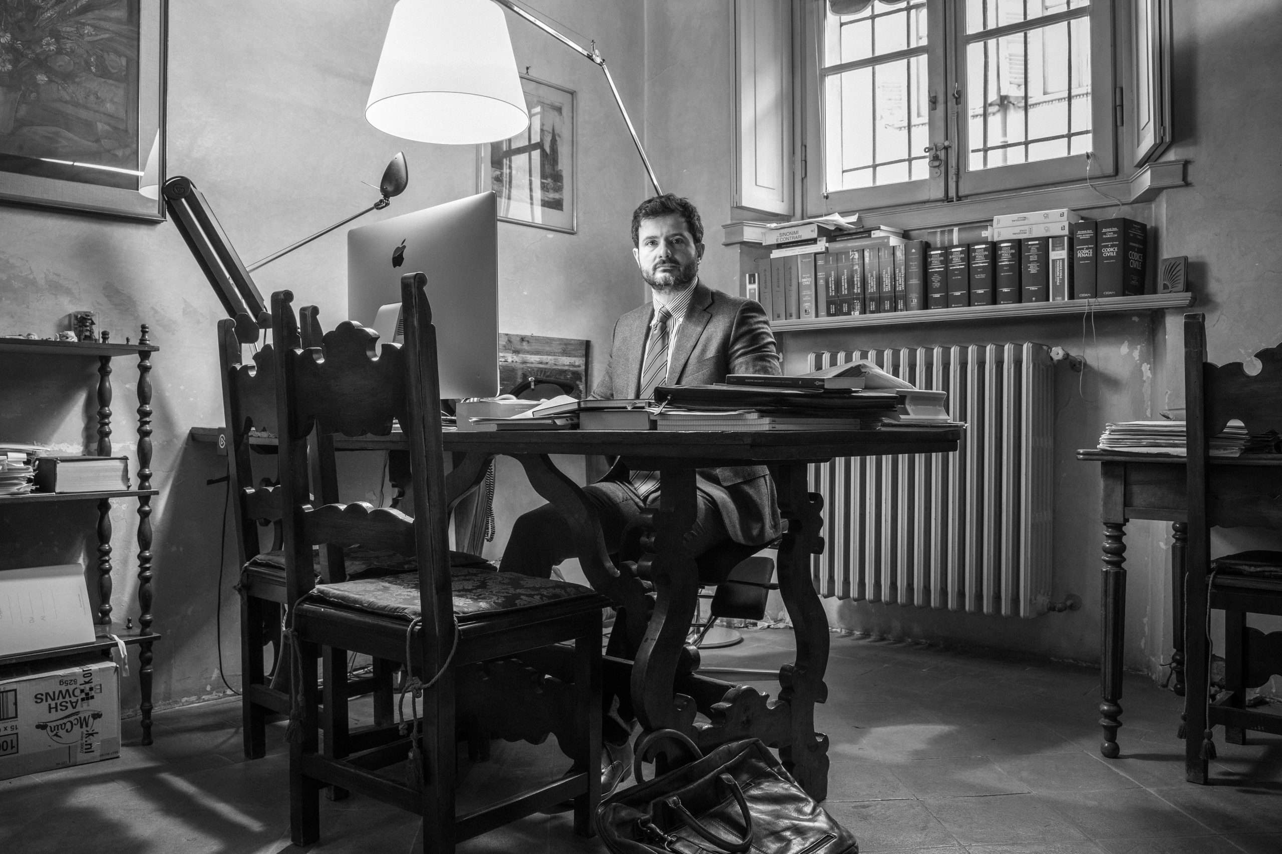 Studio Legale Fario Gasparini Mantova Chi siamo 1 Avv. Giovanni Gasparini nel suo ufficio