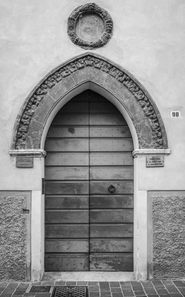 Avvocato Penalista Mantova - Studio Fario Gasparini 2 porta principale sotto un arco sede dello studio legale fario gasparini